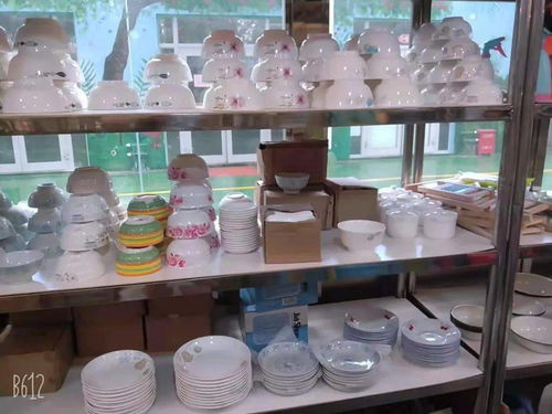 趕巴扎去伊寧市上海路 日用百貨的市井風(fēng)情