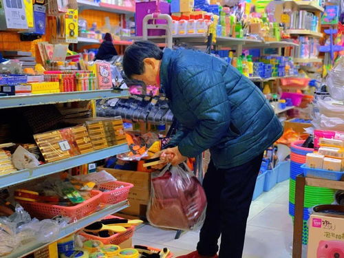 威遠(yuǎn)北門口 日用百貨攤點(diǎn)前的晨間一幕